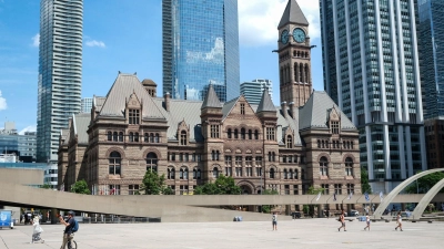 Wirkt, wie aus der Zeit gefallen: das alte Rathaus Torontos umgeben von modernen Hochhäusern. (Foto: Christoph Jänsch/dpa-tmn)