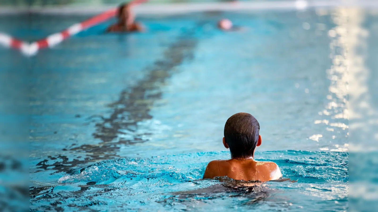 Ein Kind schwimmt in einem Schwimmbad. (Foto: Fabian Sommer/dpa/Symbolbild)