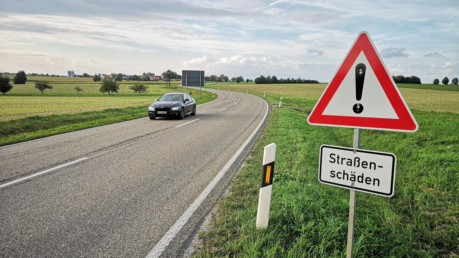 Auf die Schäden, die der Belag der Staatsstraße 2410 aufweist, wird an mehreren Stellen mit Schildern hingewiesen. Das Foto entstand bei Reichelshofen. Am Montag beginnen im Uffenheimer Bereich die Erneuerungsarbeiten. Die Baustelle wird dann sukzessive nach Süden wandern. (Foto: Jürgen Binder)