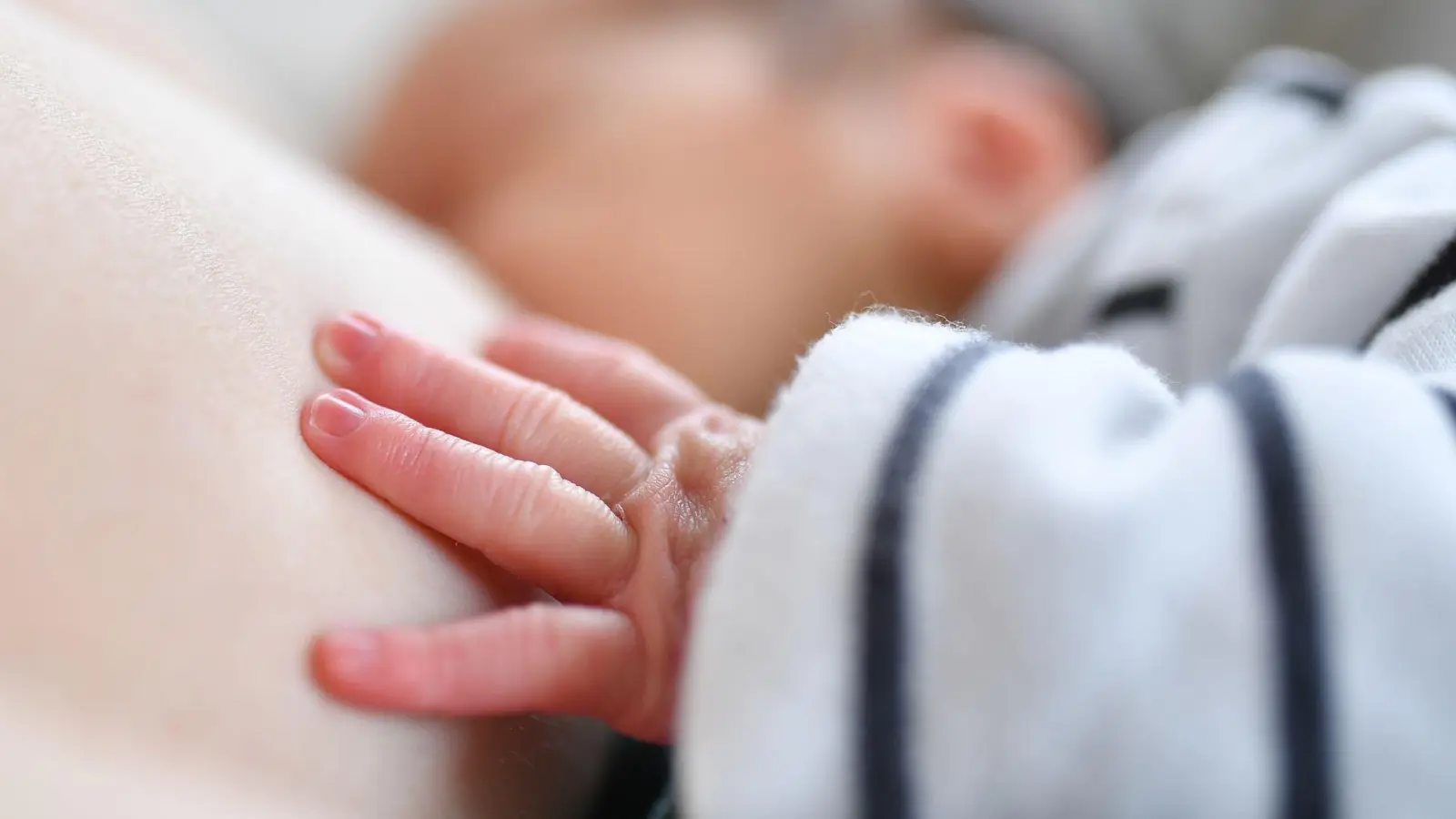 Will das Baby ständig an die Brust, heißt das nicht, dass die Milchmenge nicht reicht. (Foto: Uwe Anspach/dpa-tmn)