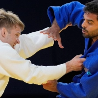 Judoka Timo Cavelius (l) wurde nach einer Prügelattacke in der Bundesliga im Krankenhaus operiert. (Archivbild) (Foto: Eugene Hoshiko/AP)