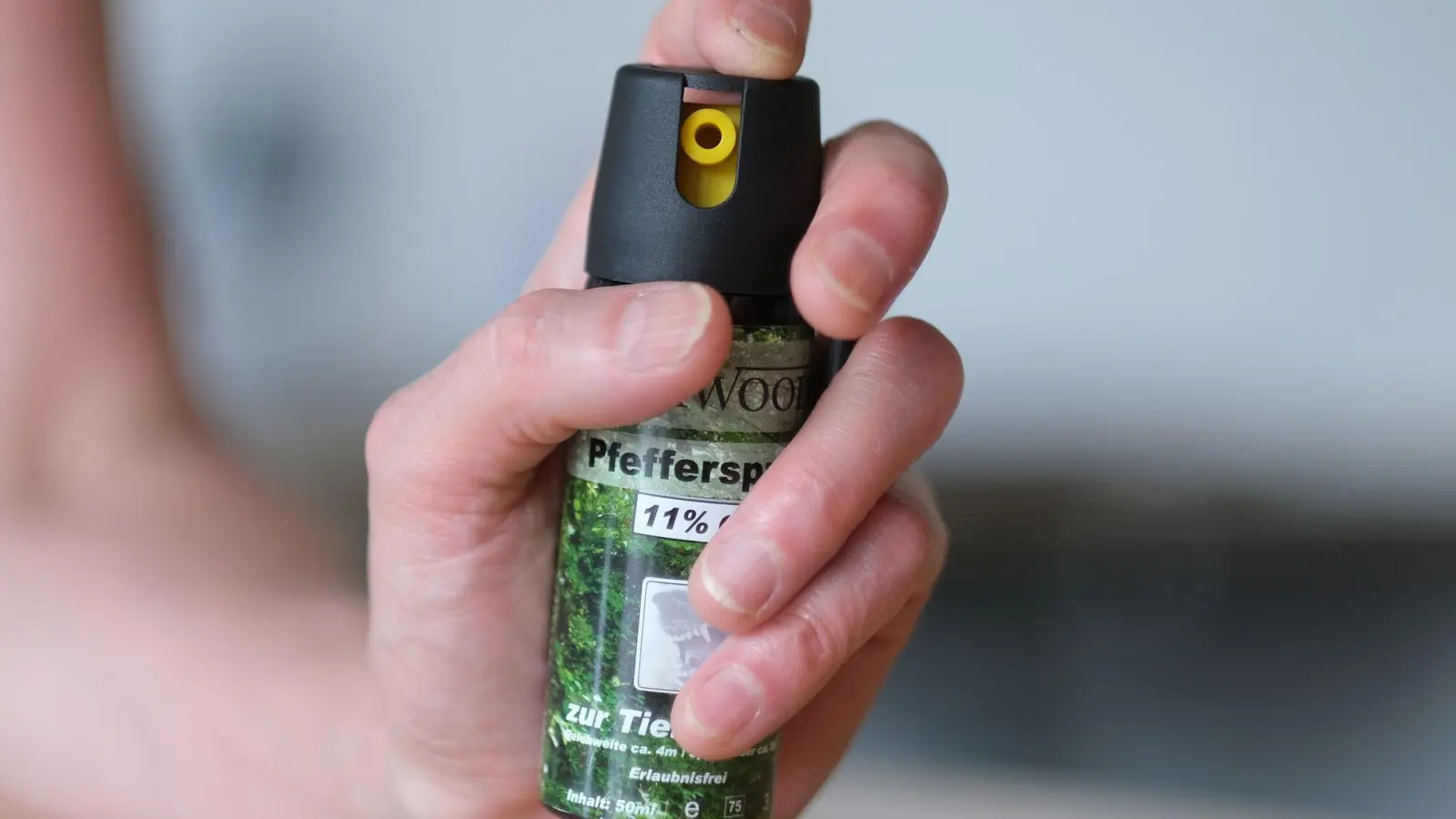 Der Täter soll die Mädchen mit Pfefferspray verletzt haben. (Symbolbild) (Foto: Bernd Weißbrod/dpa)