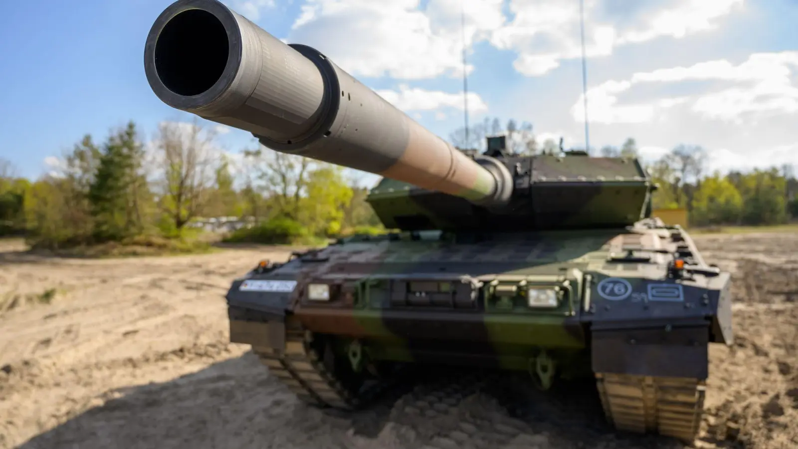 Kampfpanzer vom Typ Leopard 2 zählen zu den Exportschlagern der deutschen Rüstungsindustrie. (Foto: Philipp Schulze/dpa)
