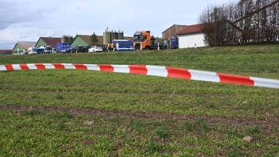 Der betroffene Hof liegt auf einer Anhöhe nahe Frommetsfelden. Das Areal war am Montag abgesperrt, um eine Gefahr für Menschen durch das Kohlendioxid, das die Puten tötete, auszuschließen. (Foto: Manfred Blendinger)