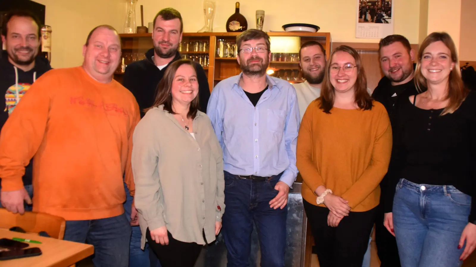Die Kandidierenden für den Gemeinderat mit dem Bürgermeisterkandidaten Alexander Derrer: (Bildmitte, blaues Hemd) <br><br>  (Foto: Gerhard Krämer)