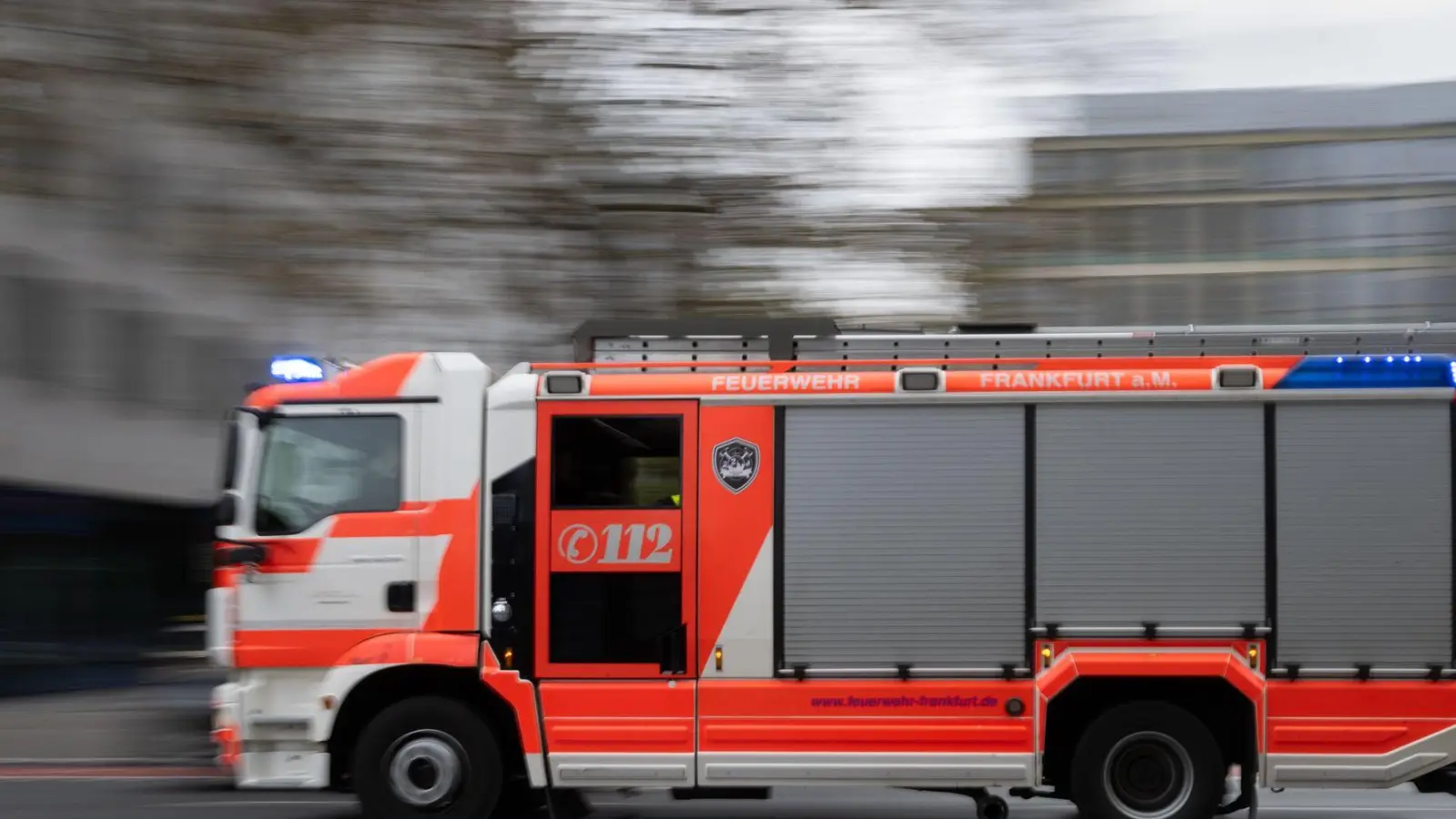 Von einem „Vollbrand“ des Busses war die Rede. (Symbolbild) (Foto: Boris Roessler/dpa)
