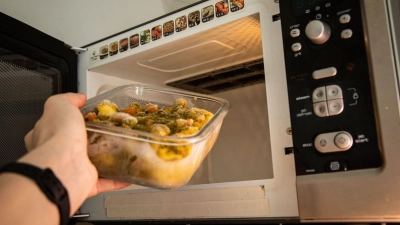 Auflauf erwärmen: Kleine Portionen gehen in der Mikrowelle besonders schnell. (Foto: Christin Klose/dpa-tmn)