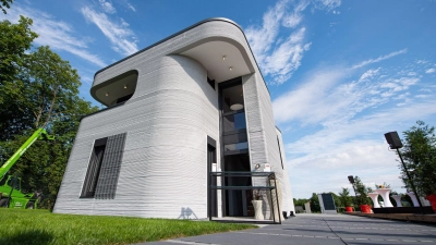 An der Außenfassade dieses 3D Druckhauses in Beckum sieht man die mittels eines 3D-Betondrucker aufgetragenen Betonschichten. (Foto: Guido Kirchner/dpa/dpa-tmn)