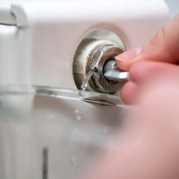 Das Heizungsventil sollte so lange offenbleiben, bis der Heizkörper nicht mehr gluckert - und ein durchgängiger Wasserstrahl kommt. (Foto: Andrea Warnecke/dpa-tmn)