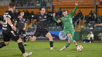 Das 2:1 für Ansbach: Riko Manz (rechts) trifft kurz vor der Pause. Wacker-Spieler Moritz Bangerter ist machtlos. (Foto: Martin Rügner)