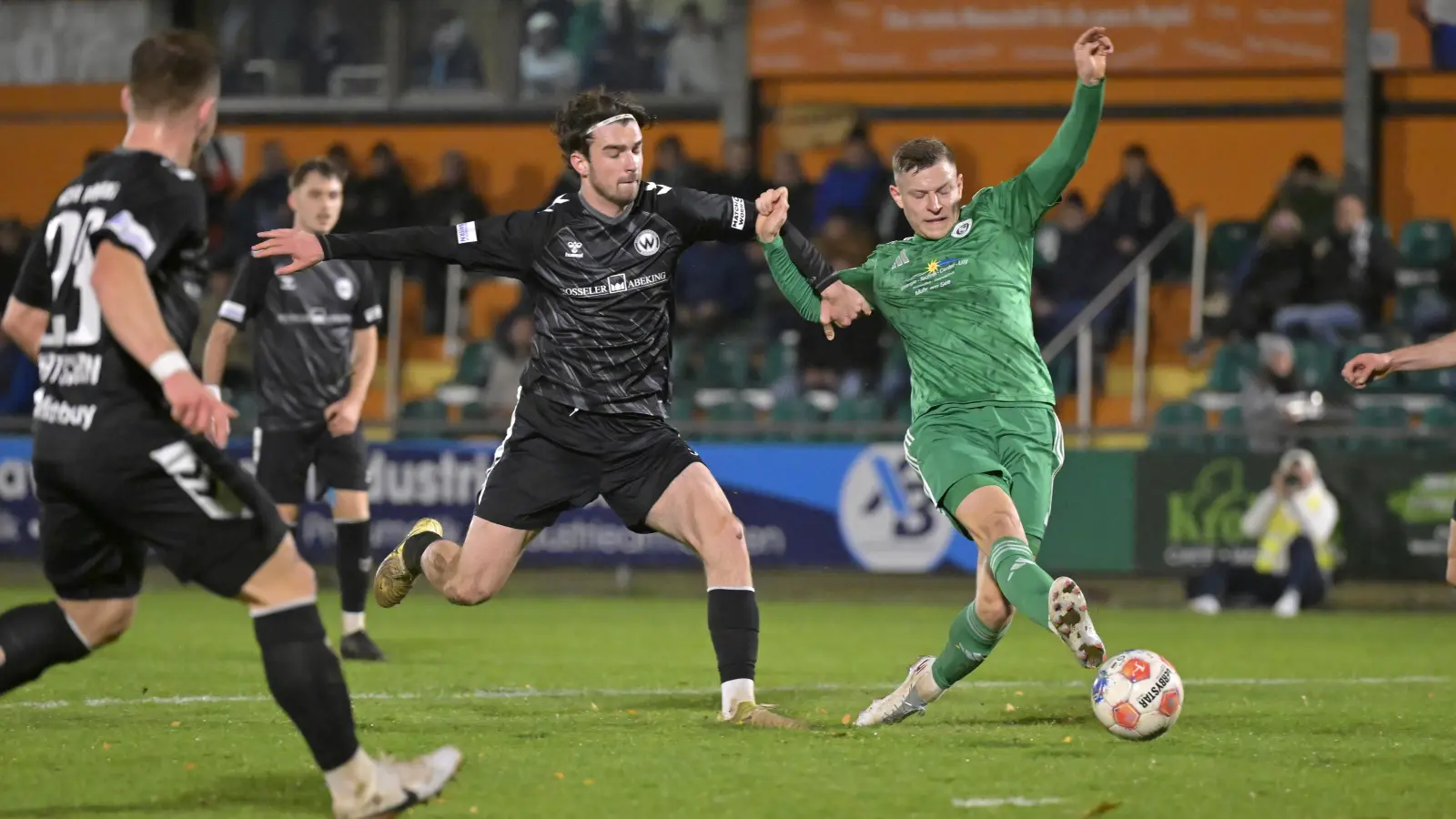Das 2:1 für Ansbach: Riko Manz (rechts) trifft kurz vor der Pause. Wacker-Spieler Moritz Bangerter ist machtlos. (Foto: Martin Rügner)