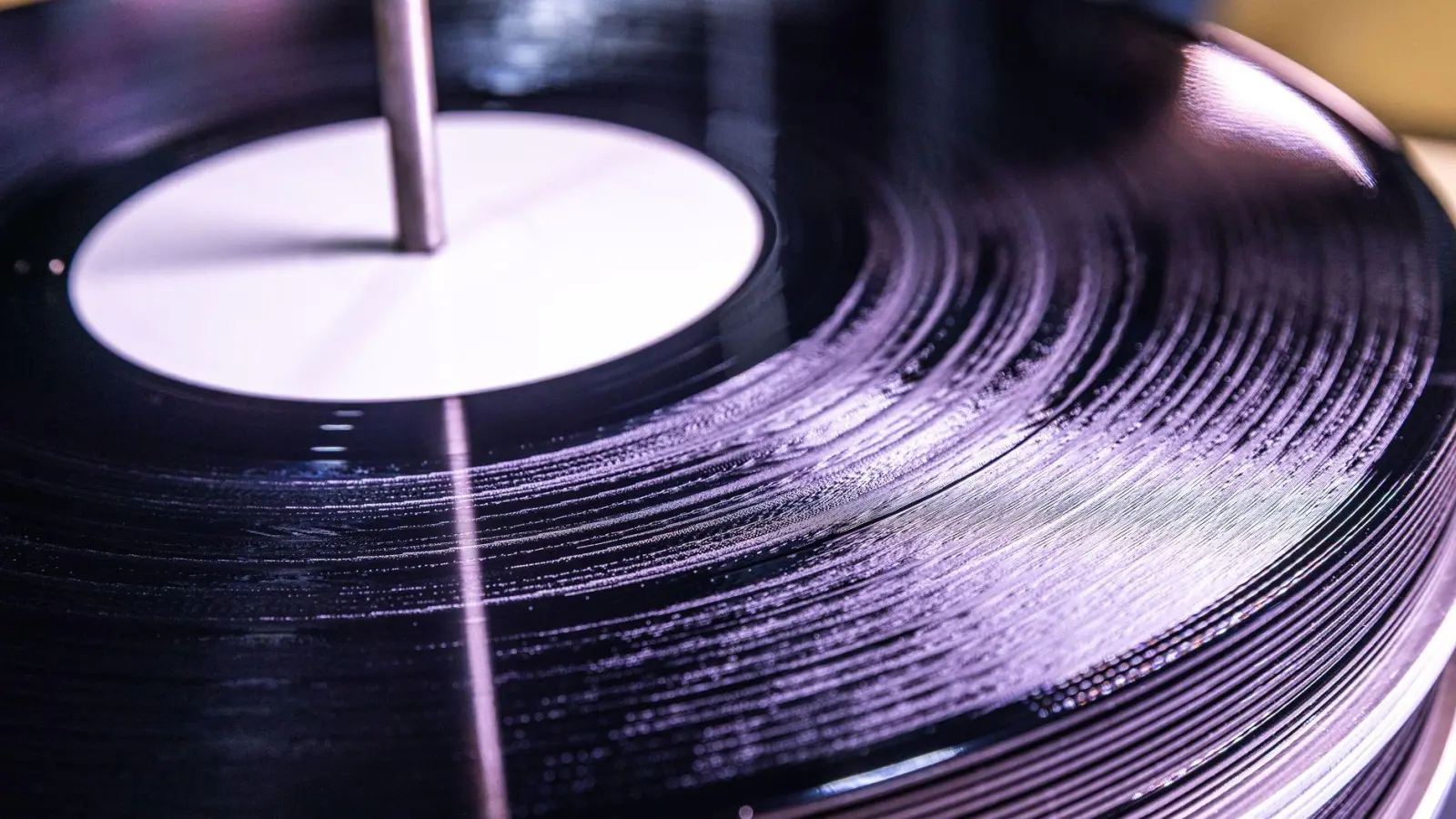 Es gibt einen Retrotrend zur Vinylschallplatte. (Symbolbild) (Foto: Jens Büttner/dpa/dpa-tmn)