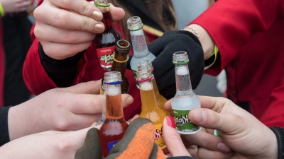 Prost! Wer feuchtföhlich feiern will, sollte sich schon vorher über eine sichere Rückfahrt Gedanken machen. (Foto: Ingo Wagner/dpa/dpa-tmn)