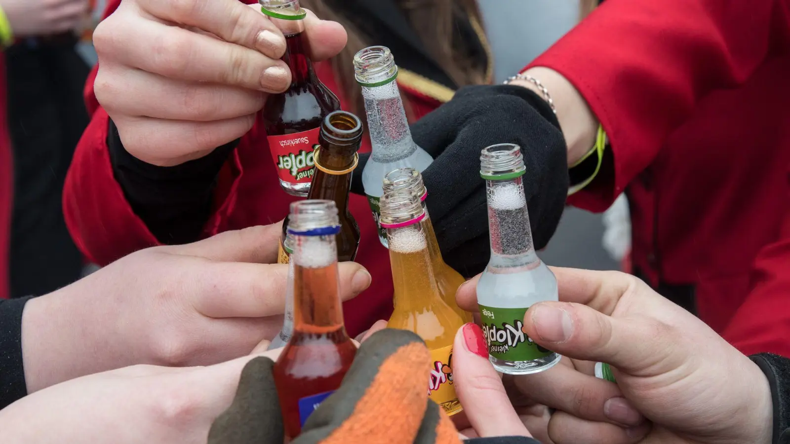 Prost! Wer feuchtföhlich feiern will, sollte sich schon vorher über eine sichere Rückfahrt Gedanken machen. (Foto: Ingo Wagner/dpa/dpa-tmn)