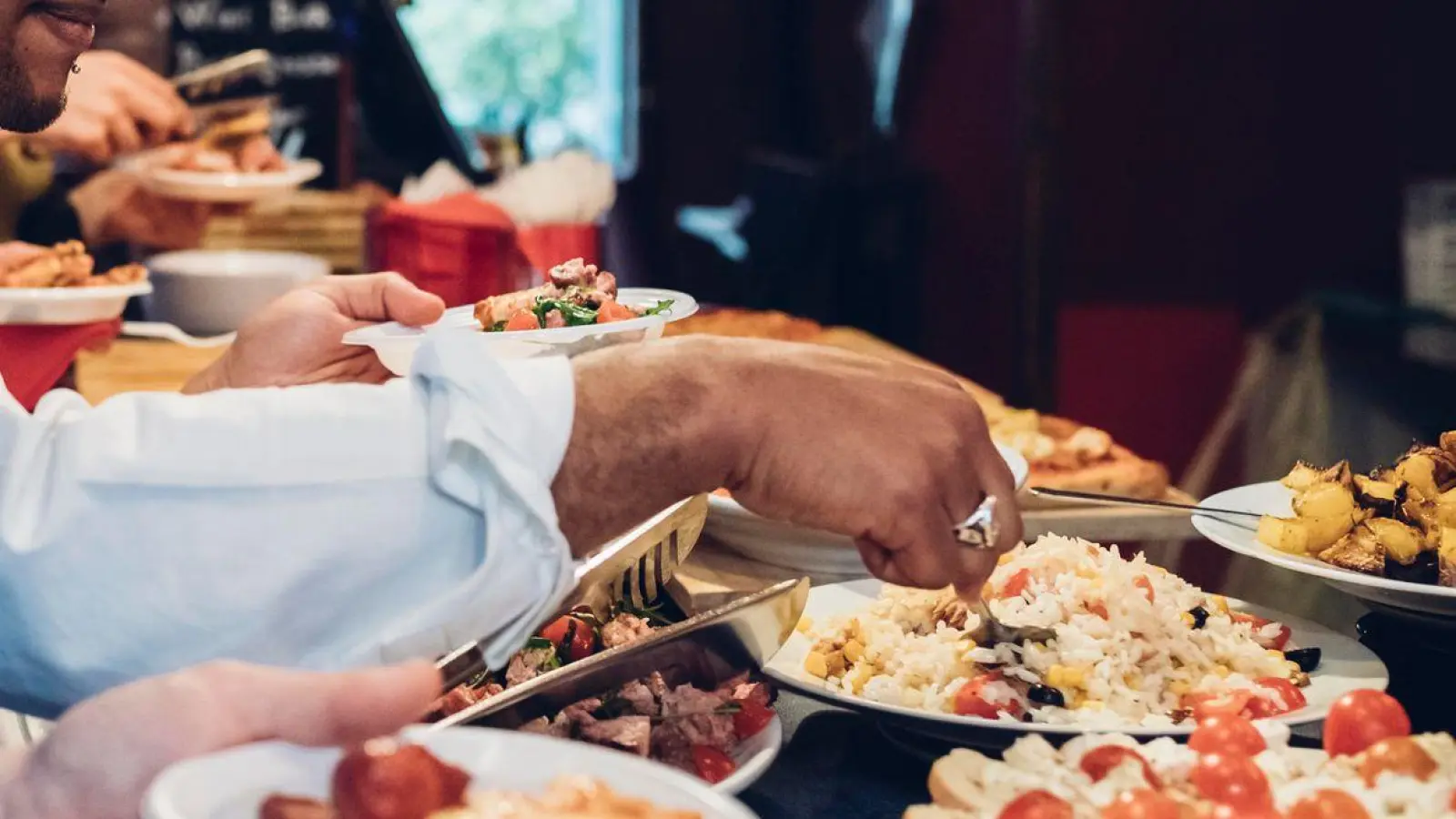 Große Auswahl: Beim Buffet bleibt oft etwas übrig. Diese Reste kann man den Gästen mitgeben. (Foto: Eugenio Marongiu/Westend61/dpa)