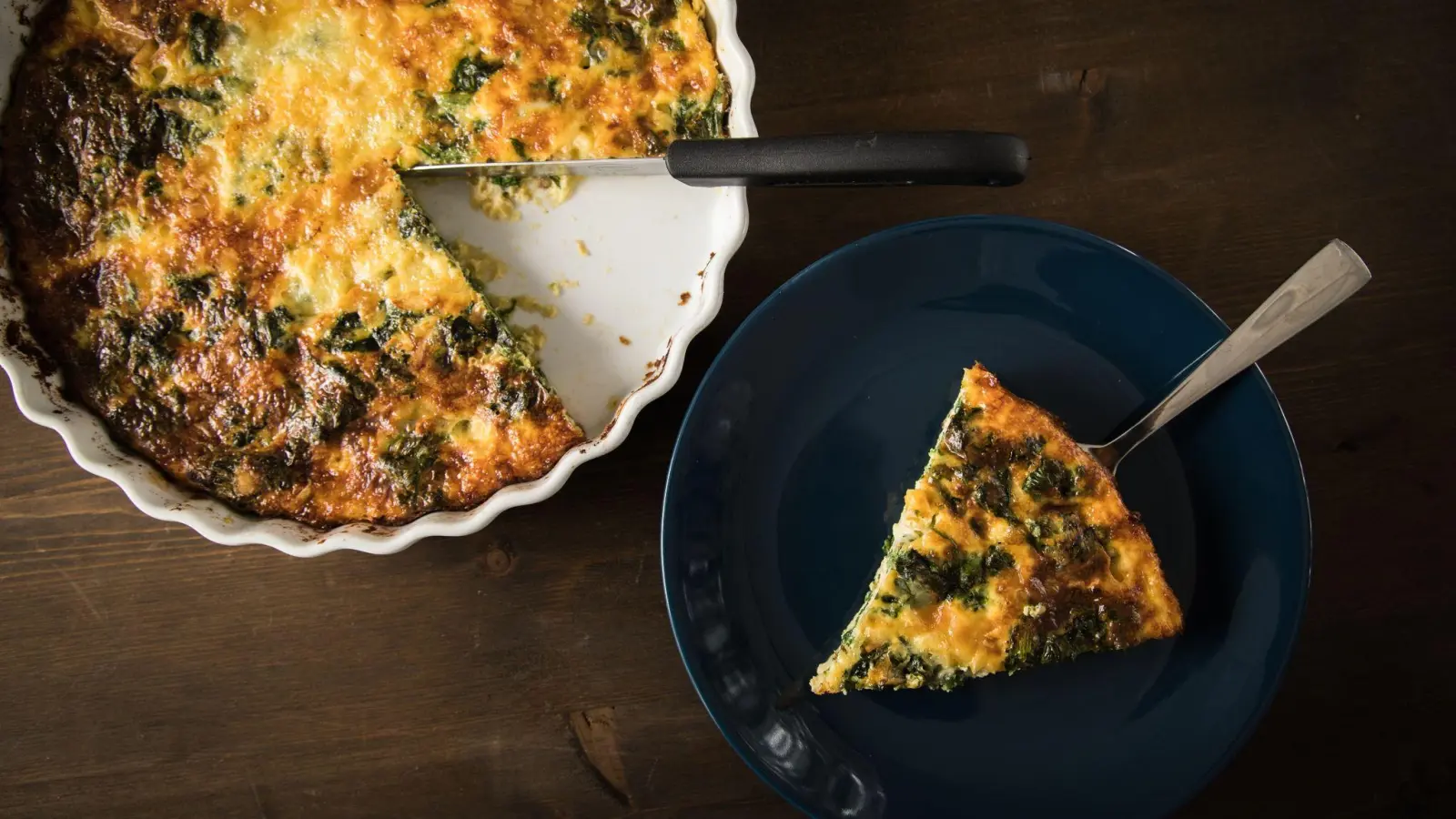 Die royal-goldene Quiche zur Krönung ist mit Spinat, Bohnen und Estragon gefüllt und lässt sich auch mit heimischen Zutaten nachbacken. (Foto: Christin Klose/dpa-tmn)