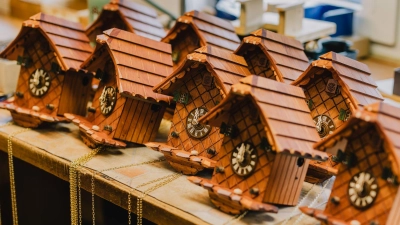 Die Schwarzwälder Kuckucksuhr ist mögliche Kandidatin einer geschützte regionalen Herkunftsbezeichnung. (Archiv) (Foto: Philipp von Ditfurth/dpa)