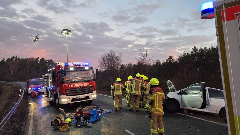 Die Feuerwehr Neustadt ist prinzipiell gut ausgestattet und wie bei diesem Unfall auf der B8 beim Chauseehaus auch meist innerhalb der Zehn-Minuten-Frist vor Ort. Im Süden des Stadtgebietes allerdings hat der Fachplaner eine Lücke ausgemacht.  (Archivbild: Rainer Weiskirchen)