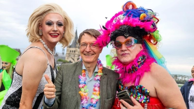 Karl Lauterbach ruft beim CSD in Köln zum Zusammenstehen auf. (Foto: Christoph Reichwein/dpa)