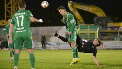 Das tut weh: Unterhachings Christian Meier trifft Tobias Dietrich am Oberkörper. Der Ansbacher Kapitän blieb deshalb in der Halbzeitpause in der Kabine, gab aber tags darauf Entwarnung. (Foto: Martin Rügner)
