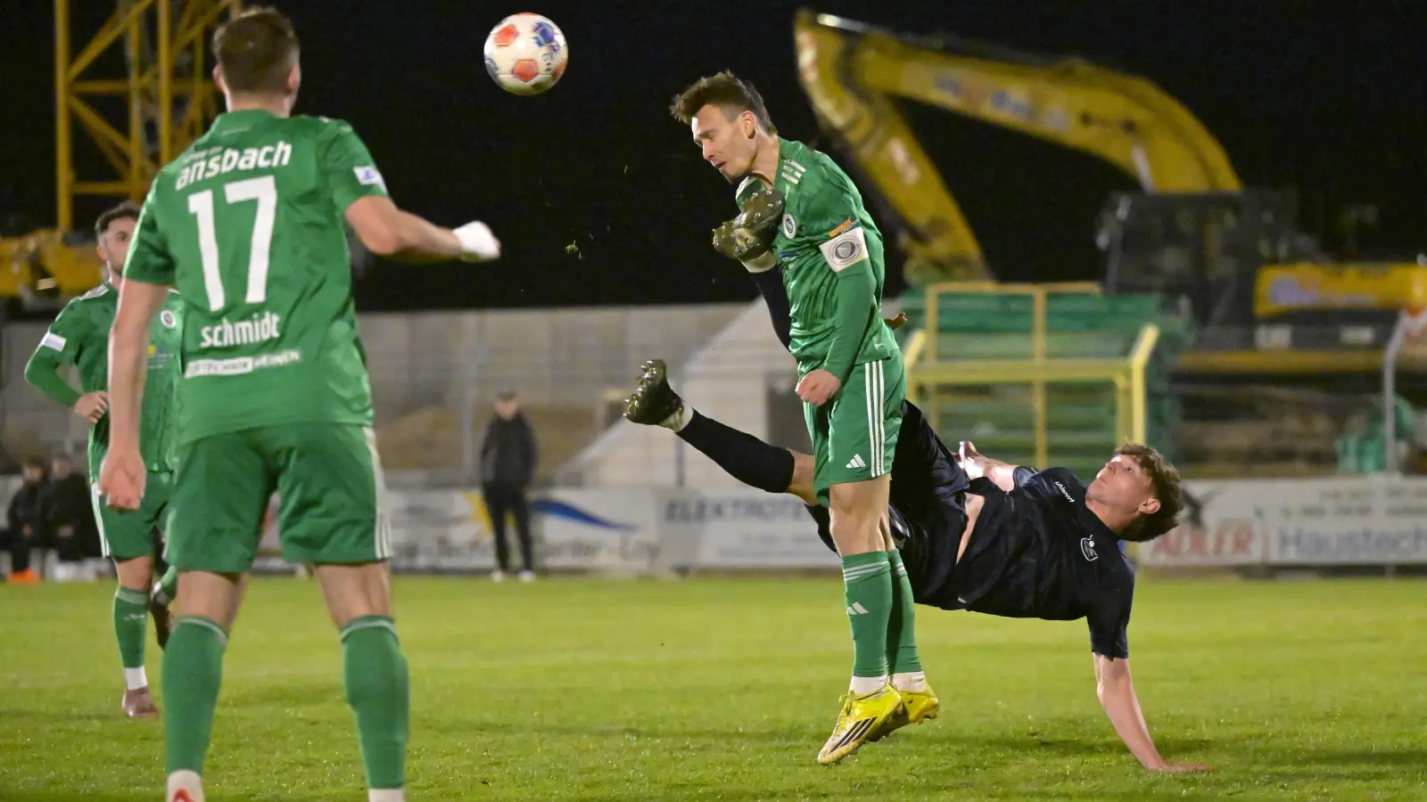Das tut weh: Unterhachings Christian Meier trifft Tobias Dietrich am Oberkörper. Der Ansbacher Kapitän blieb deshalb in der Halbzeitpause in der Kabine, gab aber tags darauf Entwarnung. (Foto: Martin Rügner)