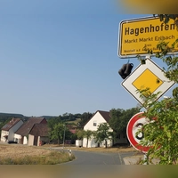 Idyllisch liegt der kleine Markt Erlbacher Ortsteil Hagenhofen mit 160 Einwohnern. Doch bei einigen Straßen und in deren Untergrund ist viel im Argen. (Foto: Ulli Ganter)