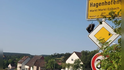 Idyllisch liegt der kleine Markt Erlbacher Ortsteil Hagenhofen mit 160 Einwohnern. Doch bei einigen Straßen und in deren Untergrund ist viel im Argen. (Foto: Ulli Ganter)