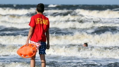 Mindestens 393 Menschen sind im vergangenen Jahr bei Badeunfällen gestorben - 18 weniger als 2024. (Symbolbild) (Foto: Tilo Wallrodt/dpa-Zentralbild/dpa)