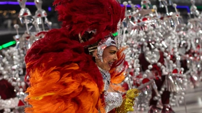 Die „Unidos do Viradouro“ würdigte bei ihrem Auftritt die Stärke der schwarzen Frauen. (Foto: Bruna Prado/AP/dpa)