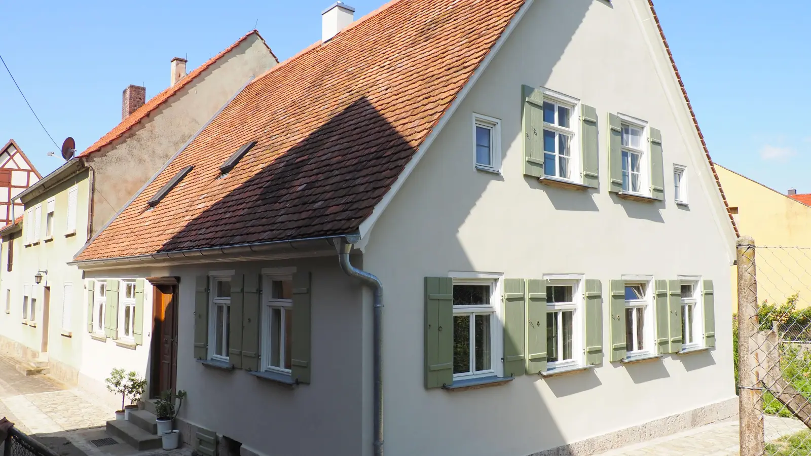 Ein kleines Häuschen im Uffenheimer Ortsteil Welbhausen bewahrt Spuren der einstigen jüdischen Gemeinde. (Foto: Bezirk Mittelfranken/Julia Krieger)