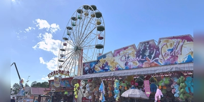 An zehn Tagen findet das Frühlingsfest auf dem Messegelände in diesem Jahr statt. Auf die Besucherinnen und Besucher wartet unter anderem wieder ein Riesenrad. (Archivbild: Lara Hausleitner)