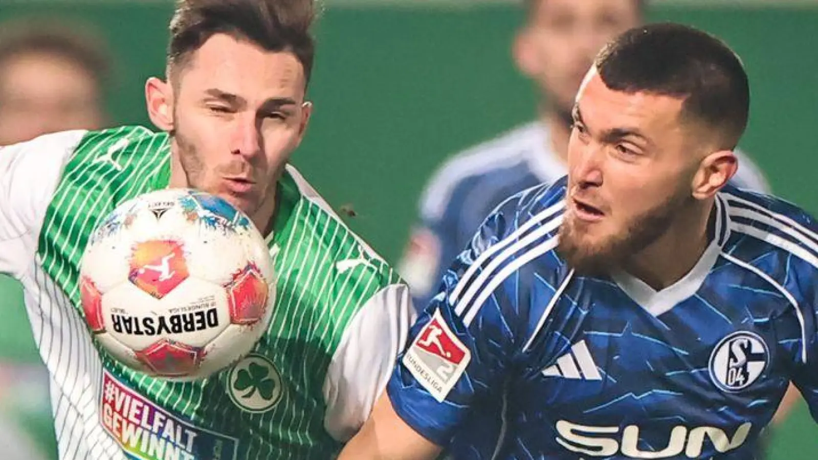 Kampf um jeden Ball: Schalkes Hasan Kurucay (r) im Duell mit dem Fürther Branimir Hrgota. (Foto: Daniel Karmann/dpa)