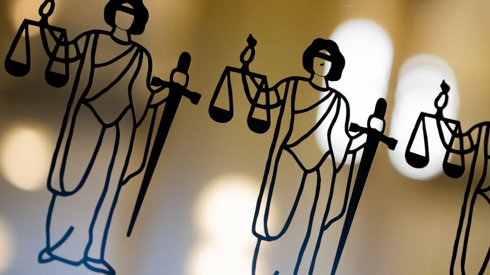 Die Justitia ist an einer Scheibe am Eingang zum Oberlandesgericht zu sehen. (Foto: Rolf Vennenbernd/dpa/Symbolbild)