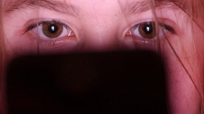 Werden Kinder und Jugendliche im Netz gezielt für sexuelle Kontakte angeschrieben, spricht man von Cybergrooming. (Foto: Jan Woitas/dpa)