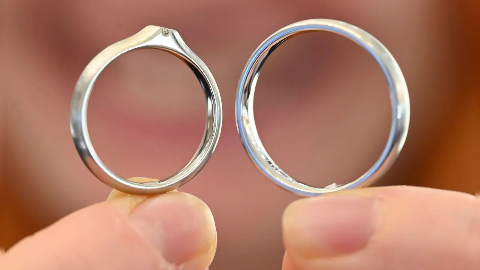 Für Brautpaare sind Trauring aus Platin - wie links zu sehen - eine Alternative. (Archivbild) (Foto: Uli Deck/dpa)