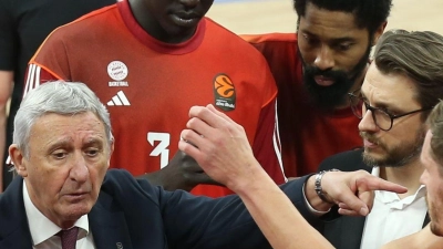 Svetislav Pesic (M) darf sich über einen weiteren Sieg der Bayern-Basketballer freuen. (Archivbild) (Foto: Matthias Stickel/dpa)