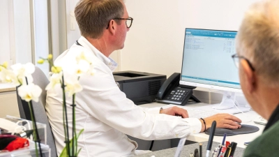 Gab es in Ihrer Familie bereits Prostatatumore? Die Krebsvorsorge beim Urologen beginnt mit einem Gespräch, der sogenannten Anamnese.  (Foto: Benjamin Nolte/dpa-tmn)