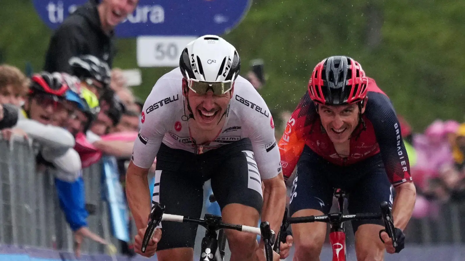 Joao Almeida (l) setzte sich knapp vor Geraint Thomas durch. (Foto: Gian Mattia D'alberto/LaPresse via ZUMA Press/dpa)