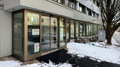 Führerscheinstelle und Kfz-Zulassungsstelle sind umgezogen: So heißt es im Moment noch am Eingang des Verwaltungsgebäudes in der Nürnberger Straße. Das soll aber bald ein Ende haben. (Foto: Oliver Herbst)