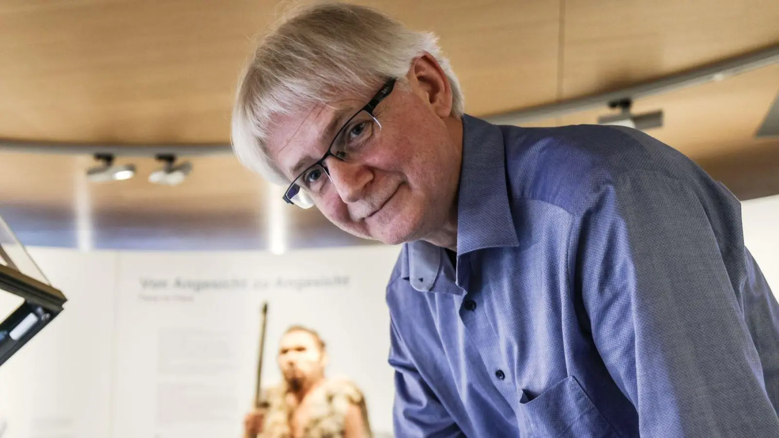 Ralf W. Schmitz hat sich sein ganzes Forscherleben mit dem Neandertaler beschäftigt, der 1856 im Neandertal bei Düsseldorf entdeckt wurde. (Foto: Oliver Berg/dpa)