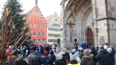 Vor dem Münster St. Georg äußerten am Sonntag viele Teilnehmerinnen und Teilnehmer ihren persönlichen Wunsch nach Frieden. (Foto: Martina Haas)