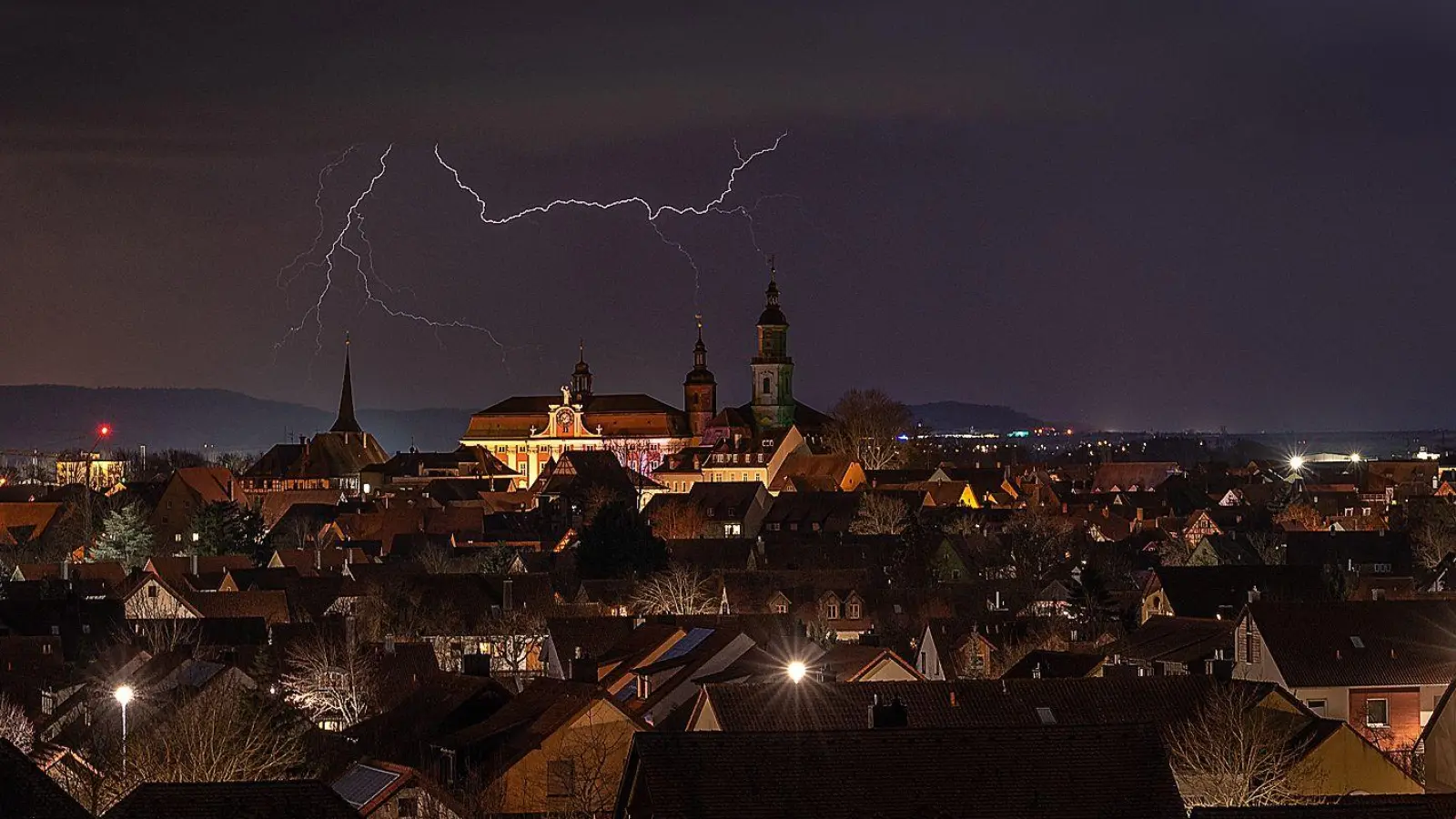 Auch über Bad Windsheim war das Gewitter ein echter Blickfang.  (Foto: Mirko Fryska)