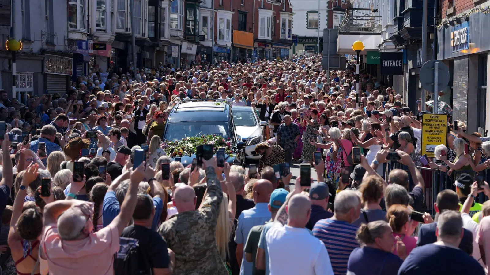 Hunderte Fans nahmen Abschied von Bonnie Tyler. (Foto: Alastair Grant/AP/dpa)