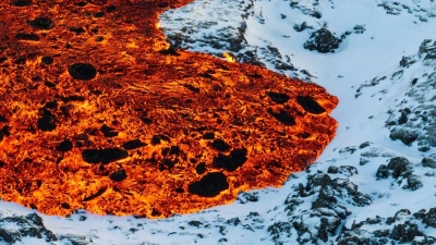 Am Donnerstag floss Lava über die Hauptstraße nach Grindavik. (Foto: Marco Di Marco/AP/dpa)