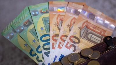 Rund 400 Euro Bargeld hat ein Unbekannter in Feuchtwangen bei einem Trickbetrug an der Haustür ergaunert. Geschädigt wurde eine 91-Jährige. (Symbolbild: Monika Skolimowska/dpa)