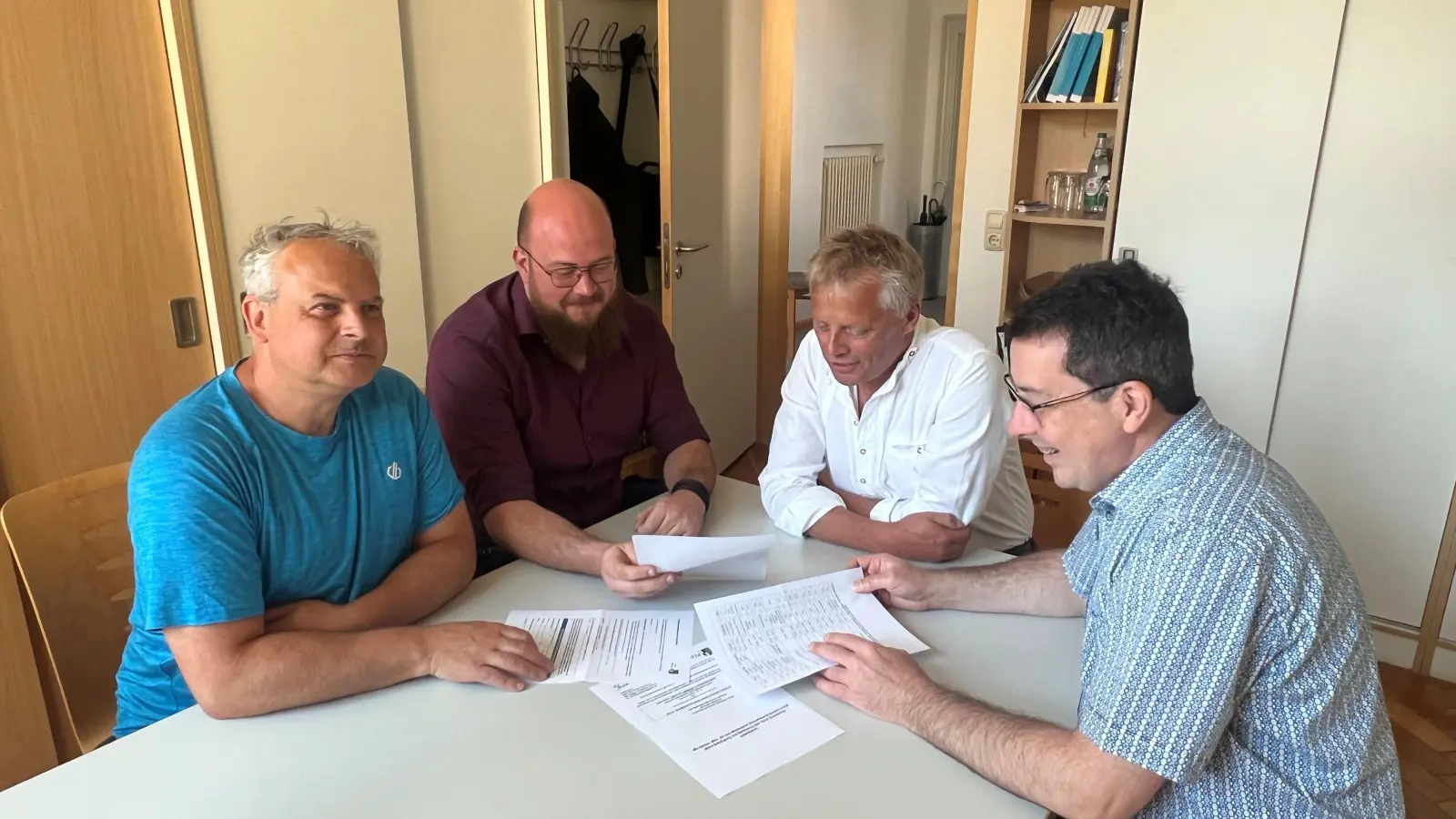 Wolfgang Lampe, Bernhard Schurz, Konrad Schmitt und Wolfgang Fink (von rechts) besprechen das Kinderferienprogramm der Stadt Uffenheim für das Jahr 2023. (Foto: Stadt Uffenheim/Sandra Uhl)