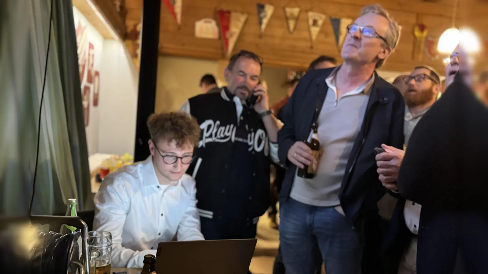 Marco Meier bei seiner Wahlparty: Sein Kontrahent Dr. Jürgen Ludwig wird ihn wohl nicht mehr einholen können. (Foto: Evi Lemberger)