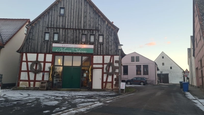 Die künftige Gestaltung der Oberfläche vor der Blumenscheune in Ipsheim sorgte im Gemeinderat für Diskussionen. (Foto: Anna Franck)