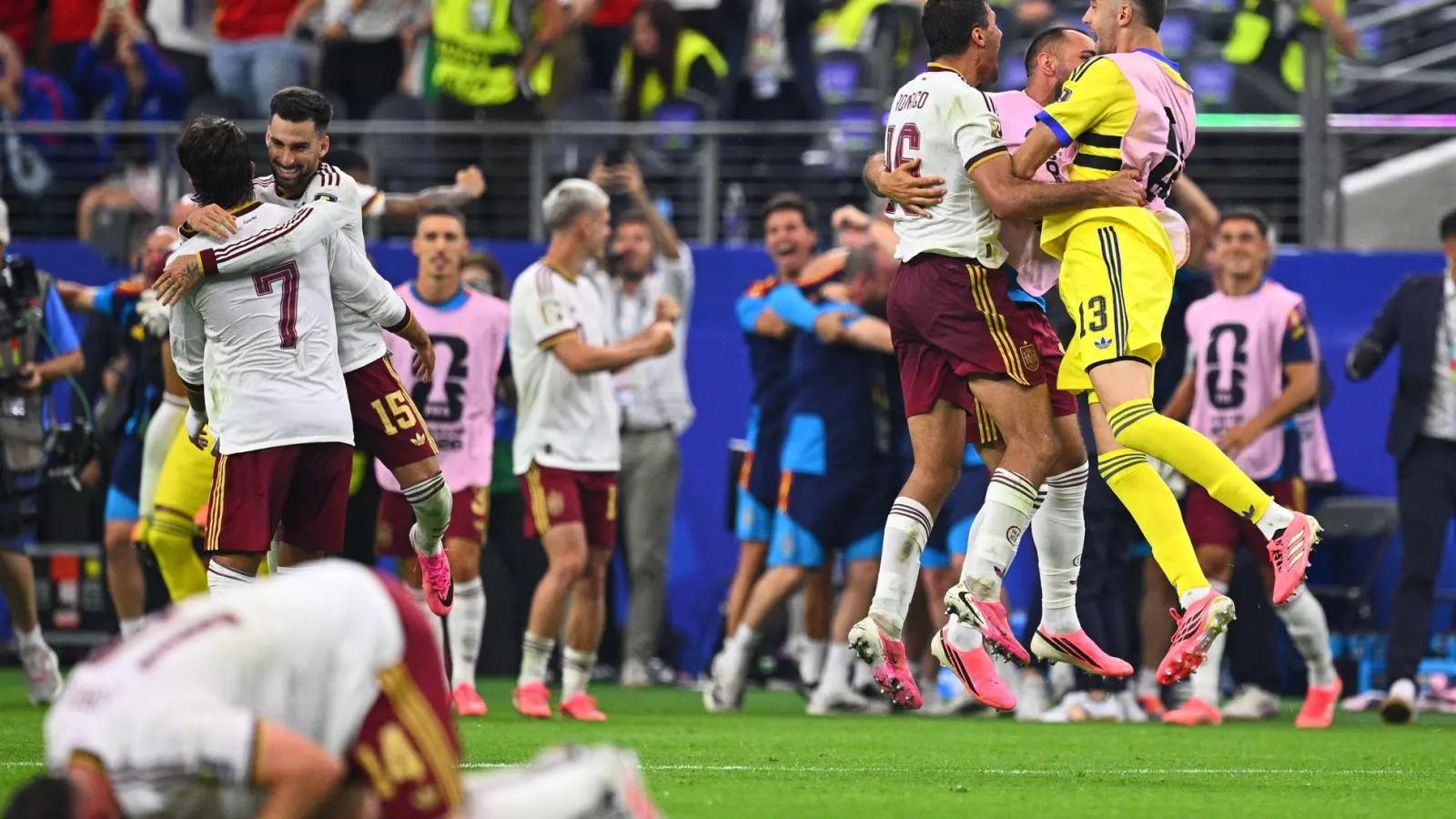 Spanien bejubelt den Finaleinzug (Foto: Tom Weller/dpa)