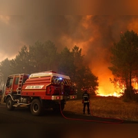 Die Waldbrände sind auch eine Bedrohung für Wohngebiete wie hier bei Bordeaux, der Hauptstadt der französischen Partnerregion von Mittelfranken. (Foto: Romain Perrocheau/AFP/dpa)